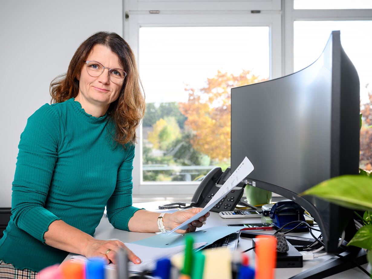 Eine Referatsleiterin sitzt an ihrem Schreibtisch