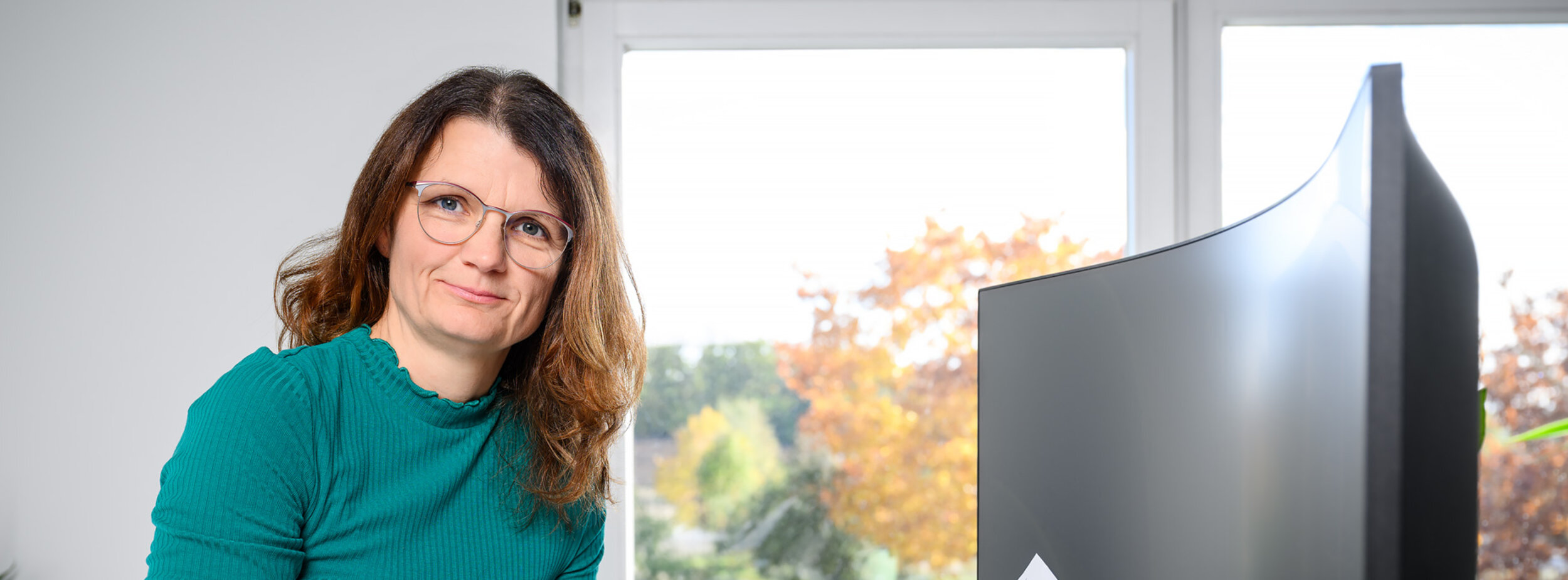 Eine Referatsleiterin sitzt an ihrem Schreibtisch