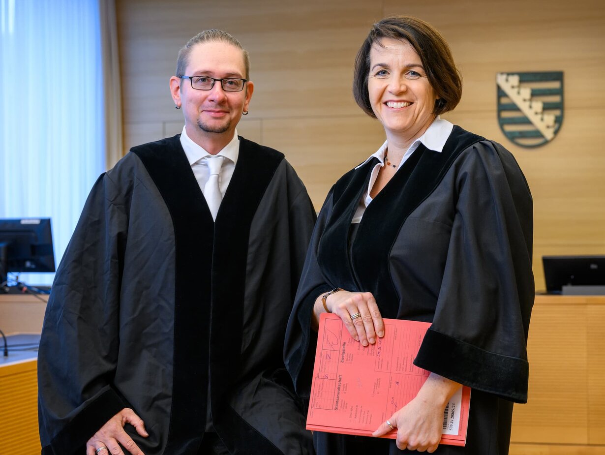 Ein Amtsanwalt und eine Amtsanwältin in einem Gerichtssaal