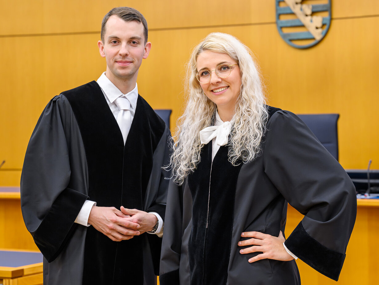 Ein Richter und eine Richterin im Gerichtssaal