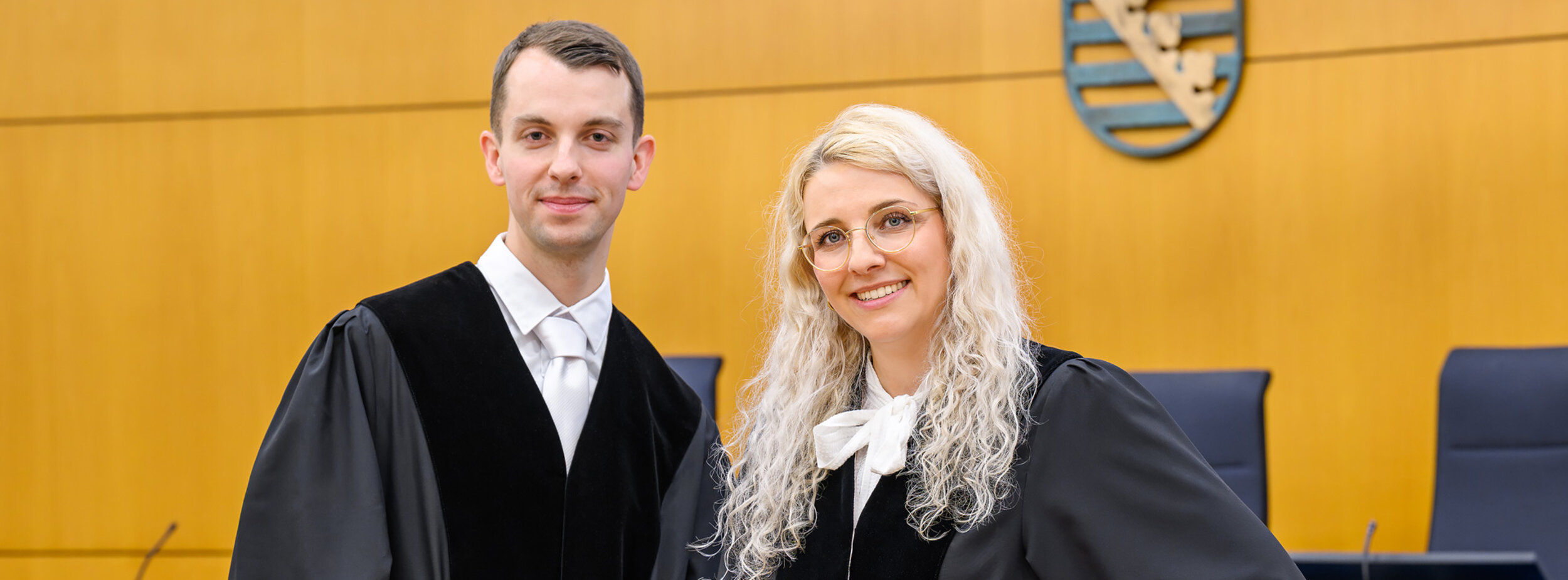 Ein Richter und eine Richterin im Gerichtssaal