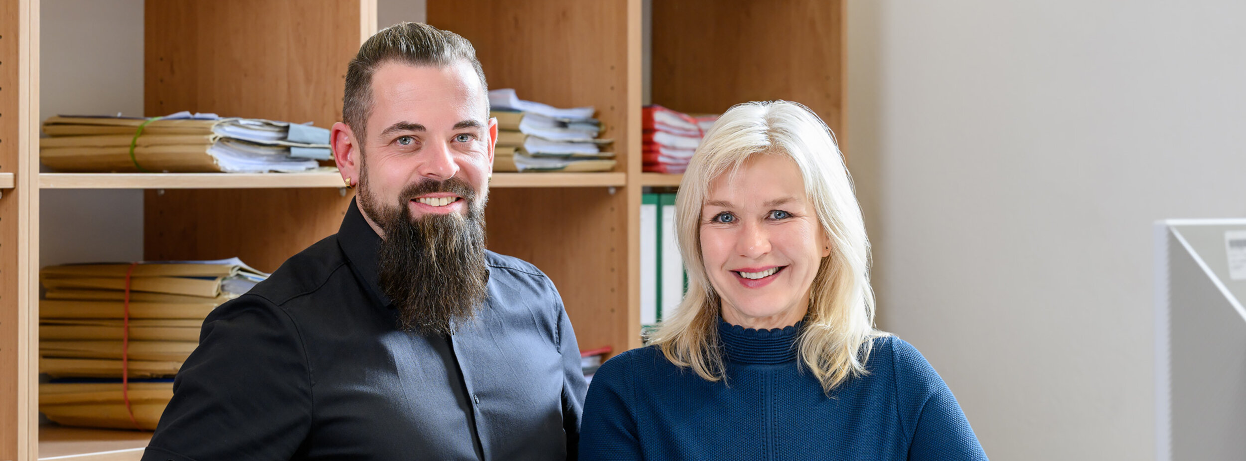 Ein Justizsekretär und eine Justizsekretärin am Schreibtisch