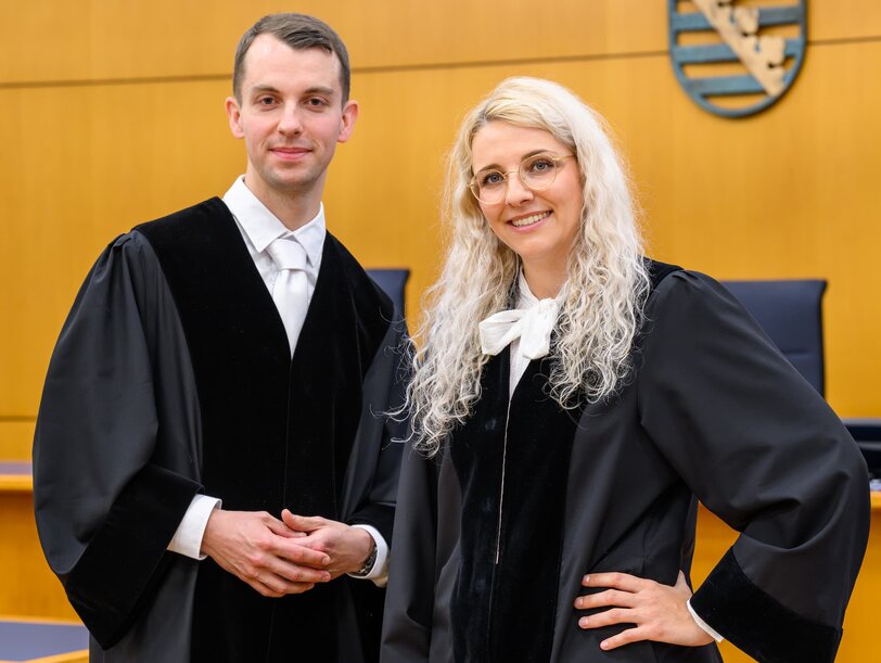 Ein Staatsanwalt und eine Richterin im Gerichtssaal