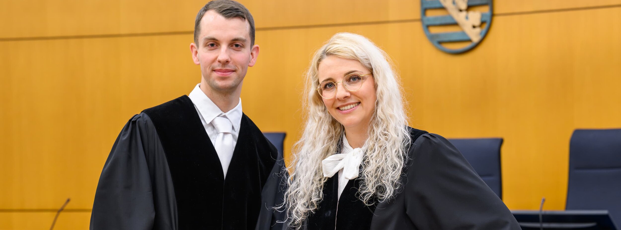 Ein Staatsanwalt und eine Richterin im Gerichtssaal