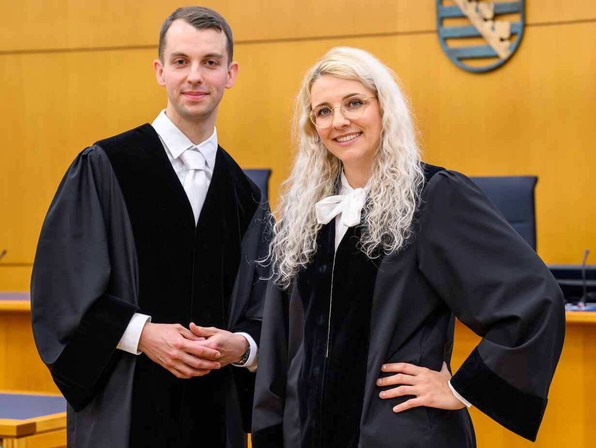 Ein Staatsanwalt und eine Richterin im Gerichtssaal