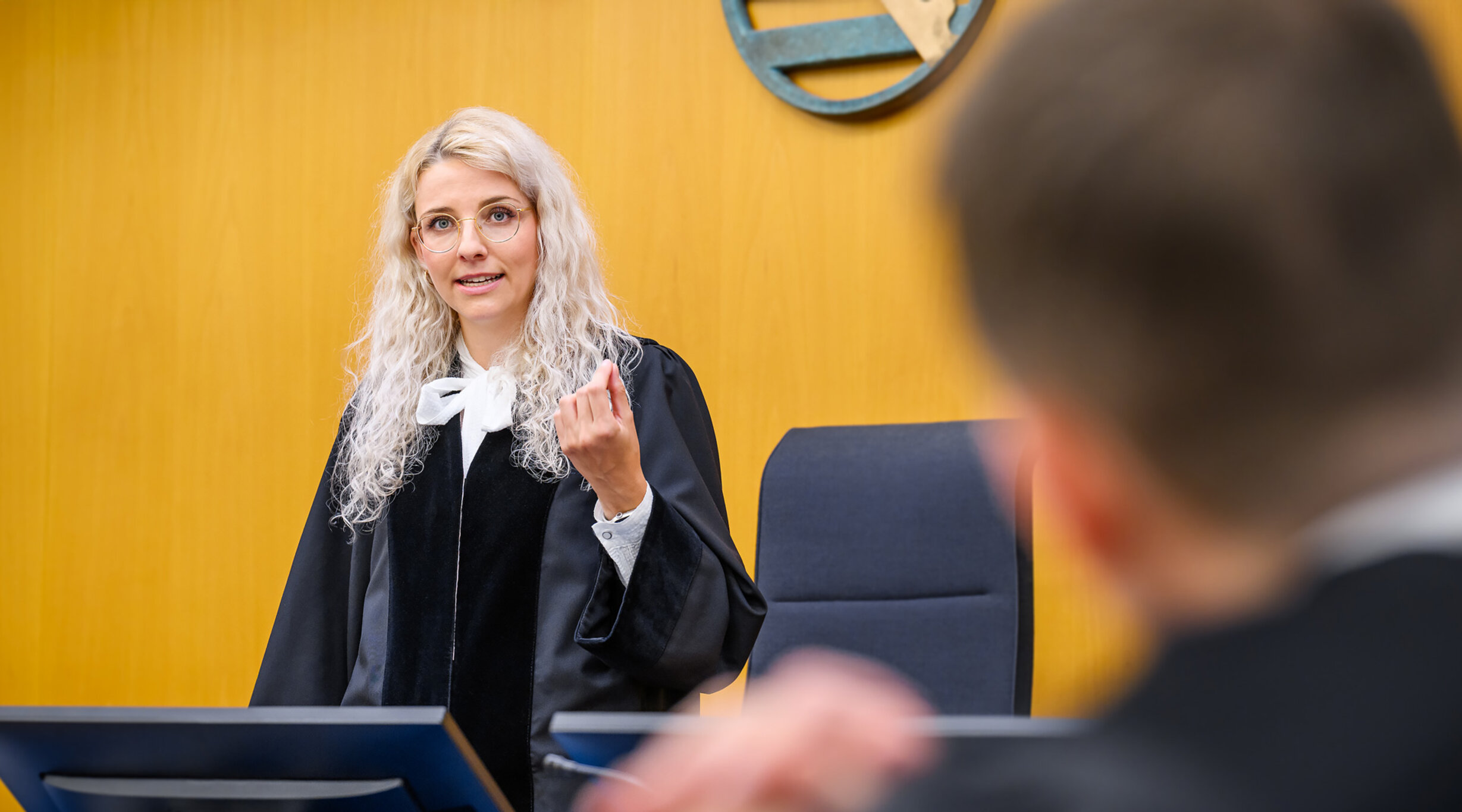 Eine Richterin im Gerichtssaal