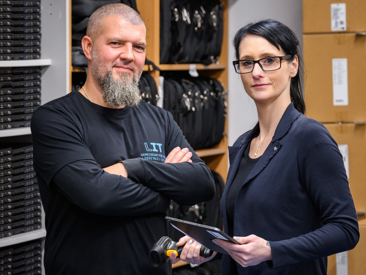 Ein Mitarbeiter und eine Mitarbeiterin der Leitstelle für IT für Beschaffung stehen im Lager