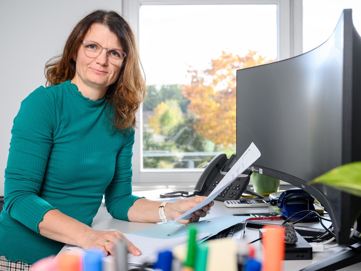 Eine Referatsleiterin sitzt an ihrem Schreibtisch