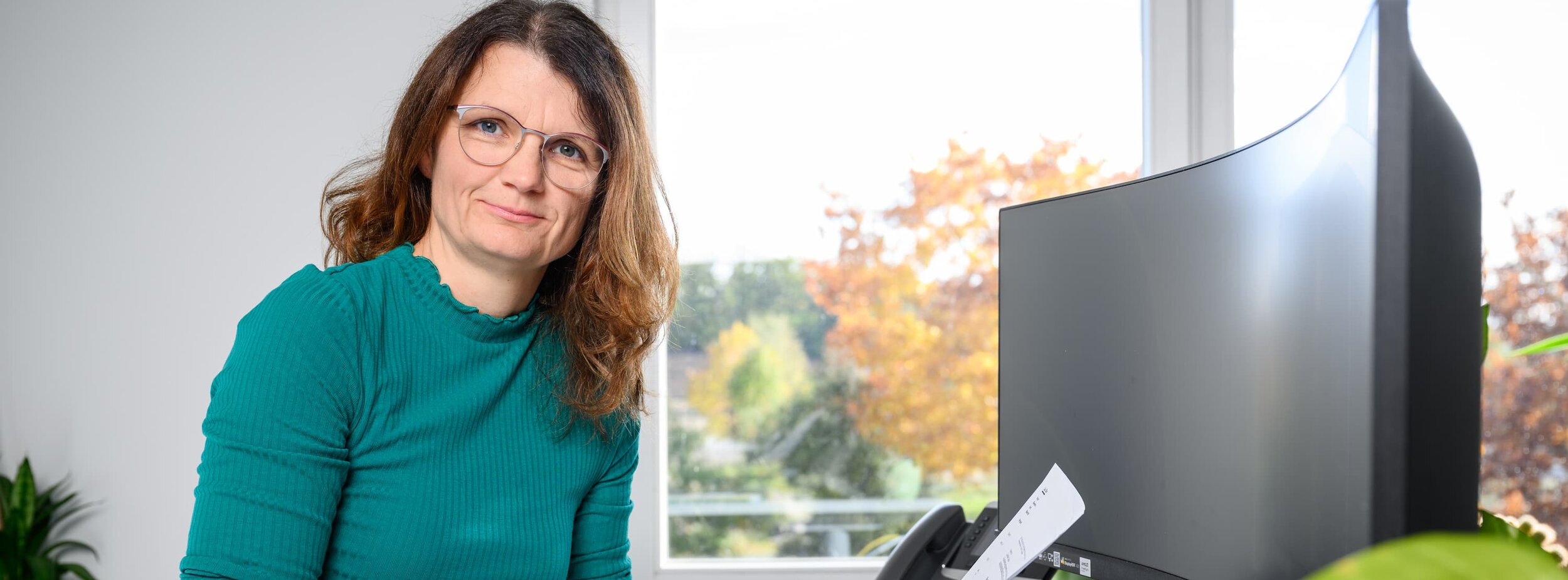 Eine Referatsleiterin sitzt an ihrem Schreibtisch