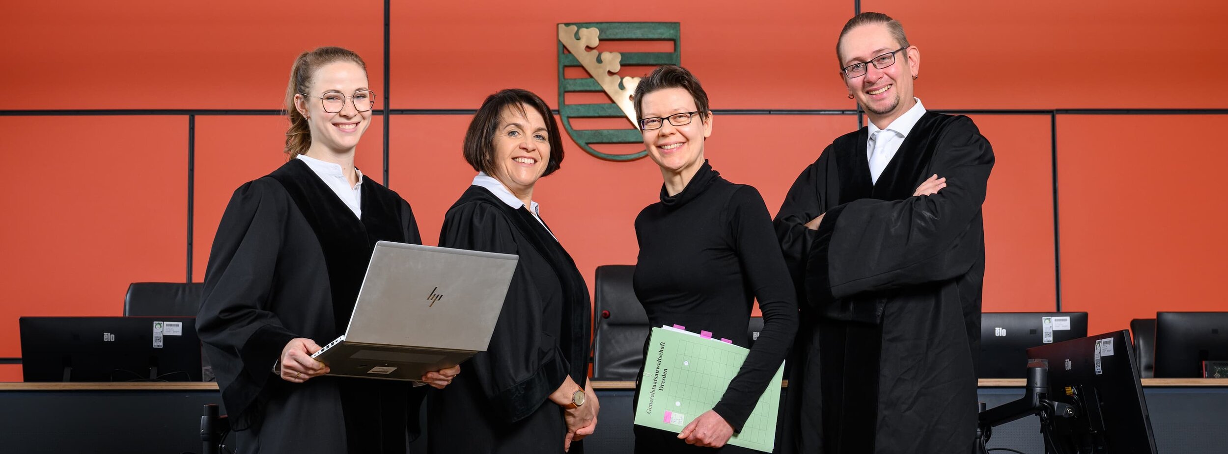 Eine Gruppe von Amts- und Staatsanwälten im Gerichtssaal