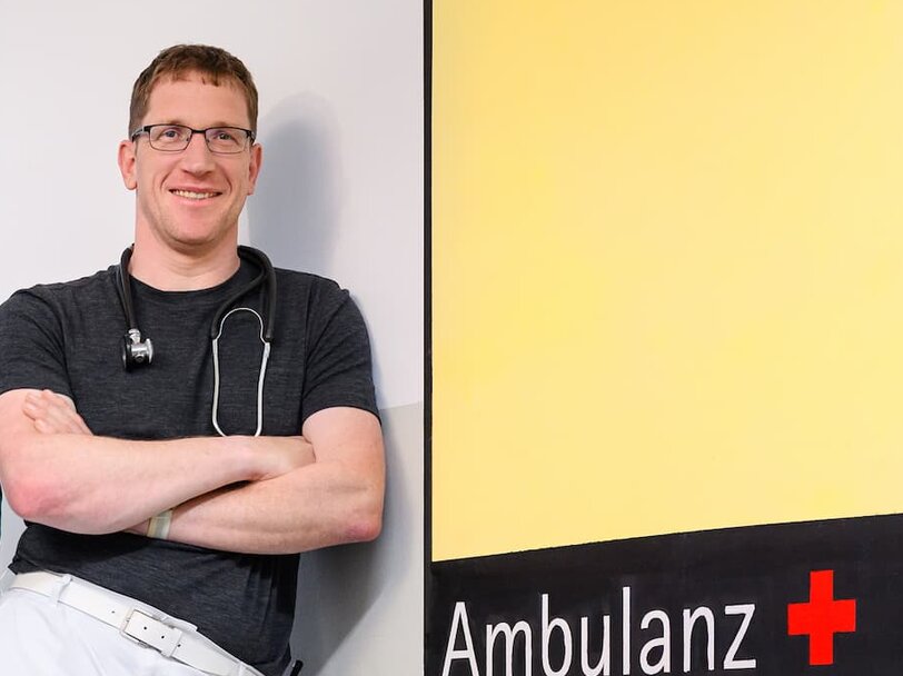 Fünf Mitarbeiter des medizinischen Dienstes stehen im Gang in einer Justizvollzugsanstalt