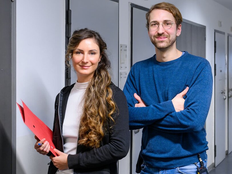 Eine Psychologin und ein Psychologe stehen im Zellen-Gang