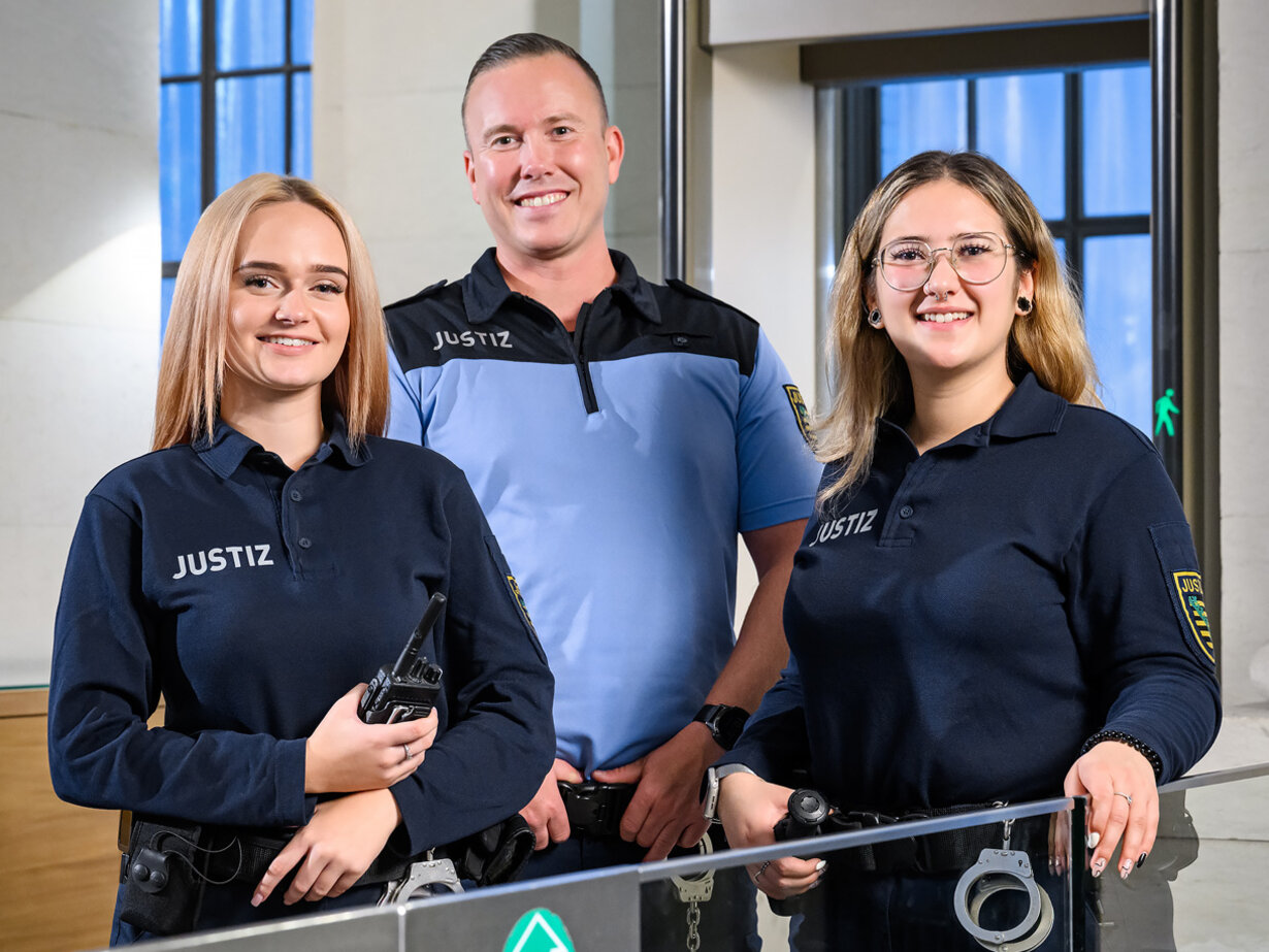 Eine Gruppe von Justizwachtmeistern im Gerichtsgebäude