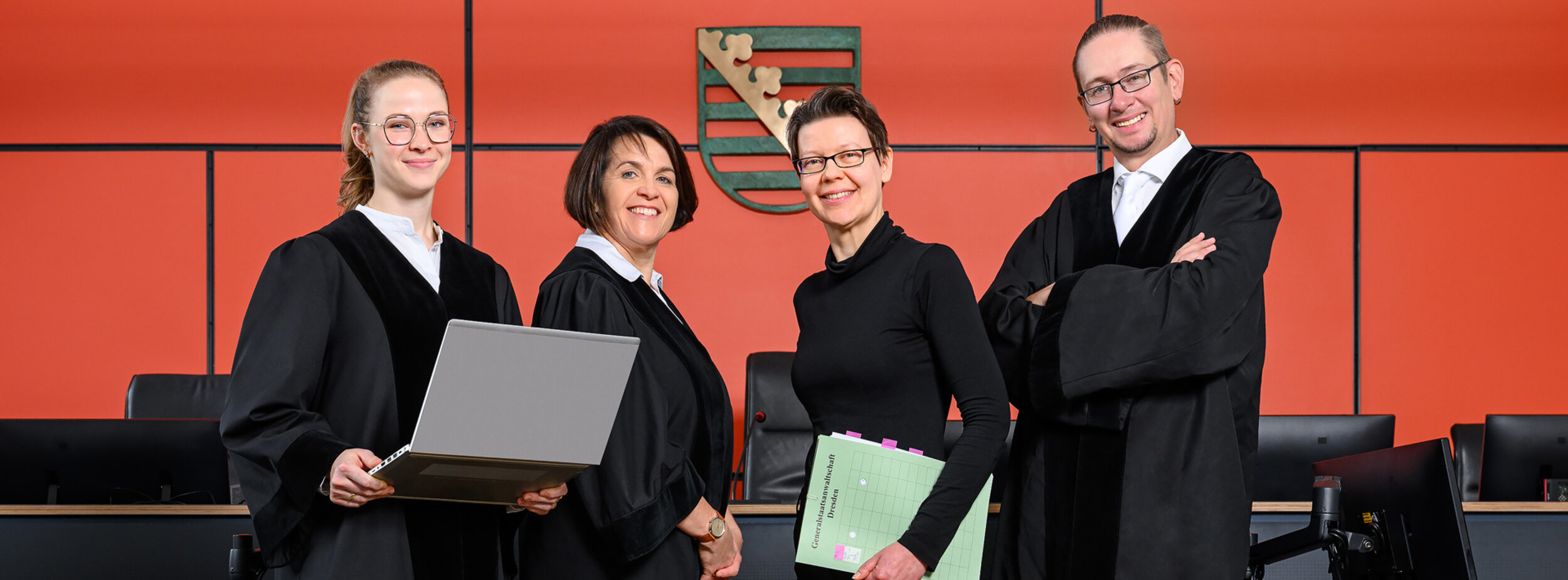 Eine Gruppe von Amts- und Staatsanwälten im Gerichtssaal