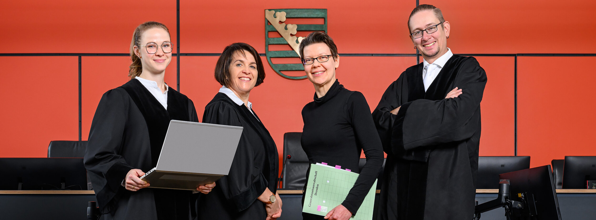 Eine Gruppe von Amts- und Staatsanwälten im Gerichtssaal