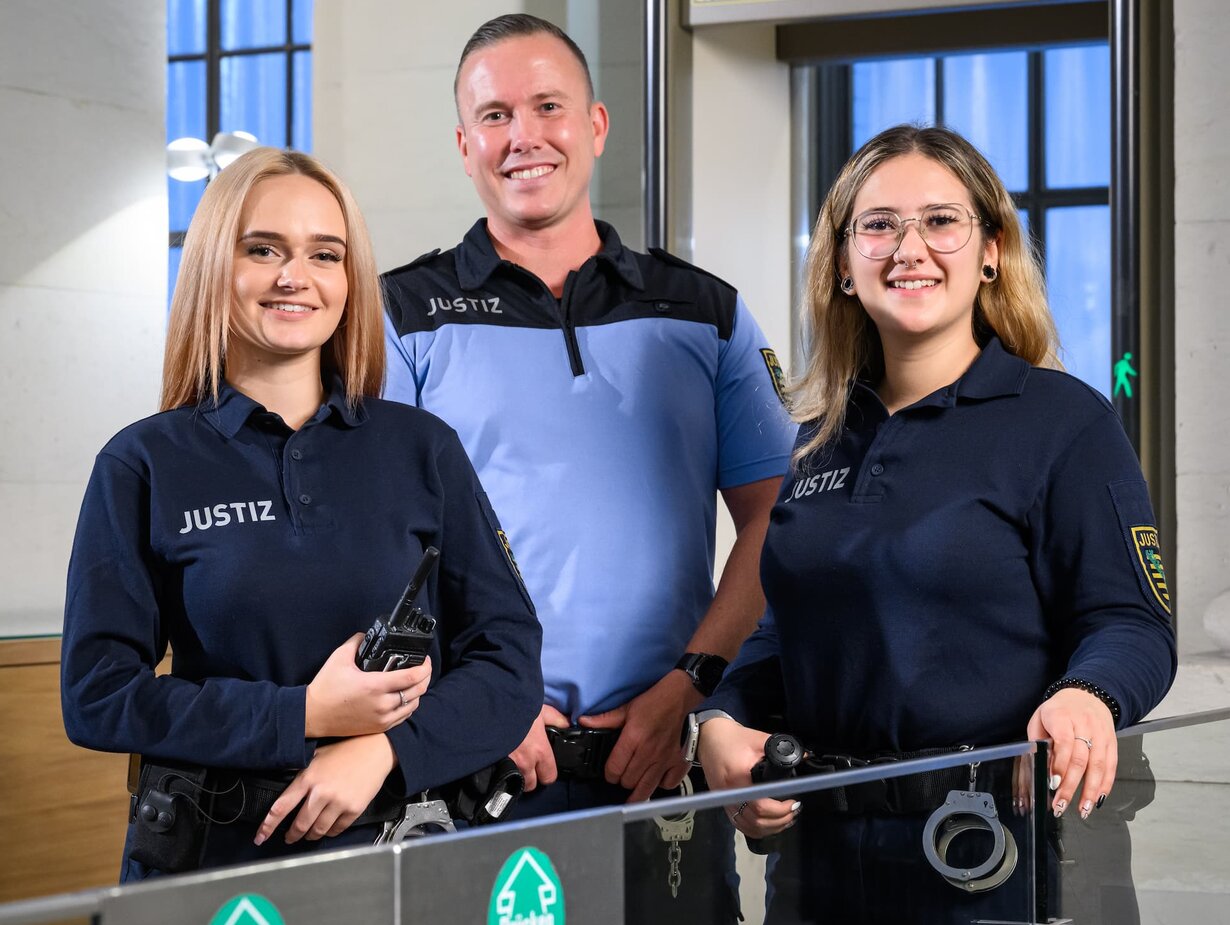 Eine Gruppe von Justizwachtmeistern im Gerichtsgebäude