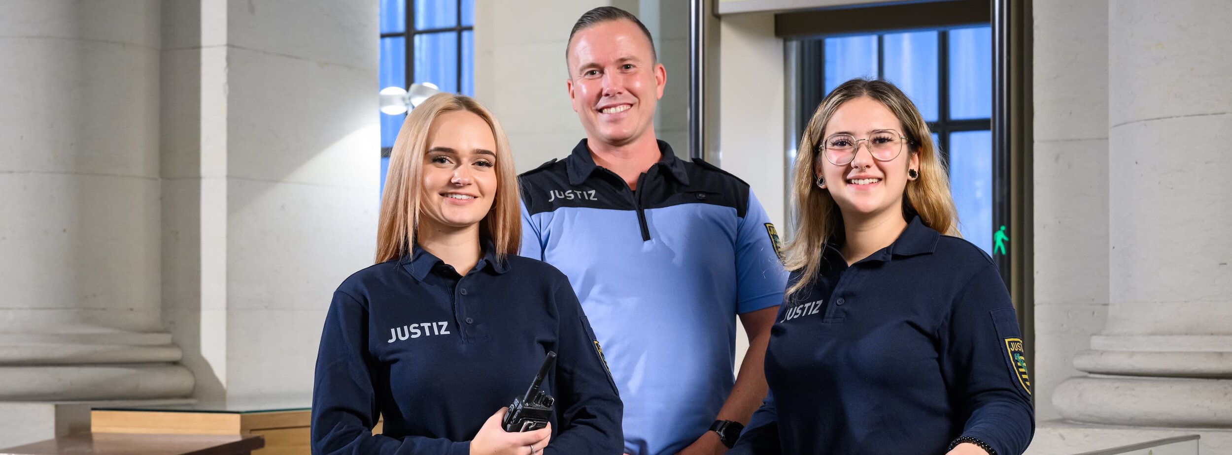 Eine Gruppe von Justizwachtmeistern im Gerichtsgebäude