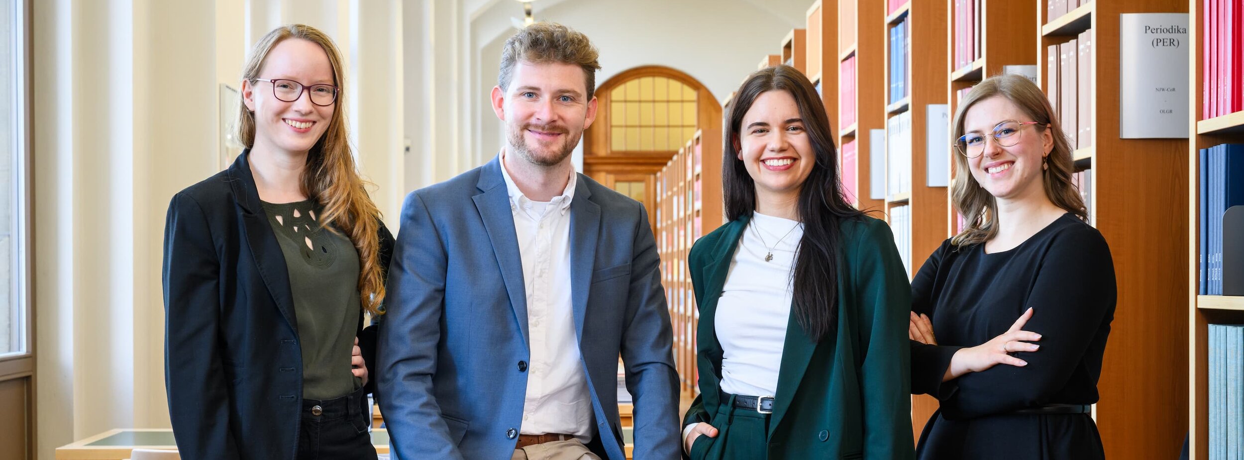 Eine Gruppe von Rechtspflegern in der Bibliothek