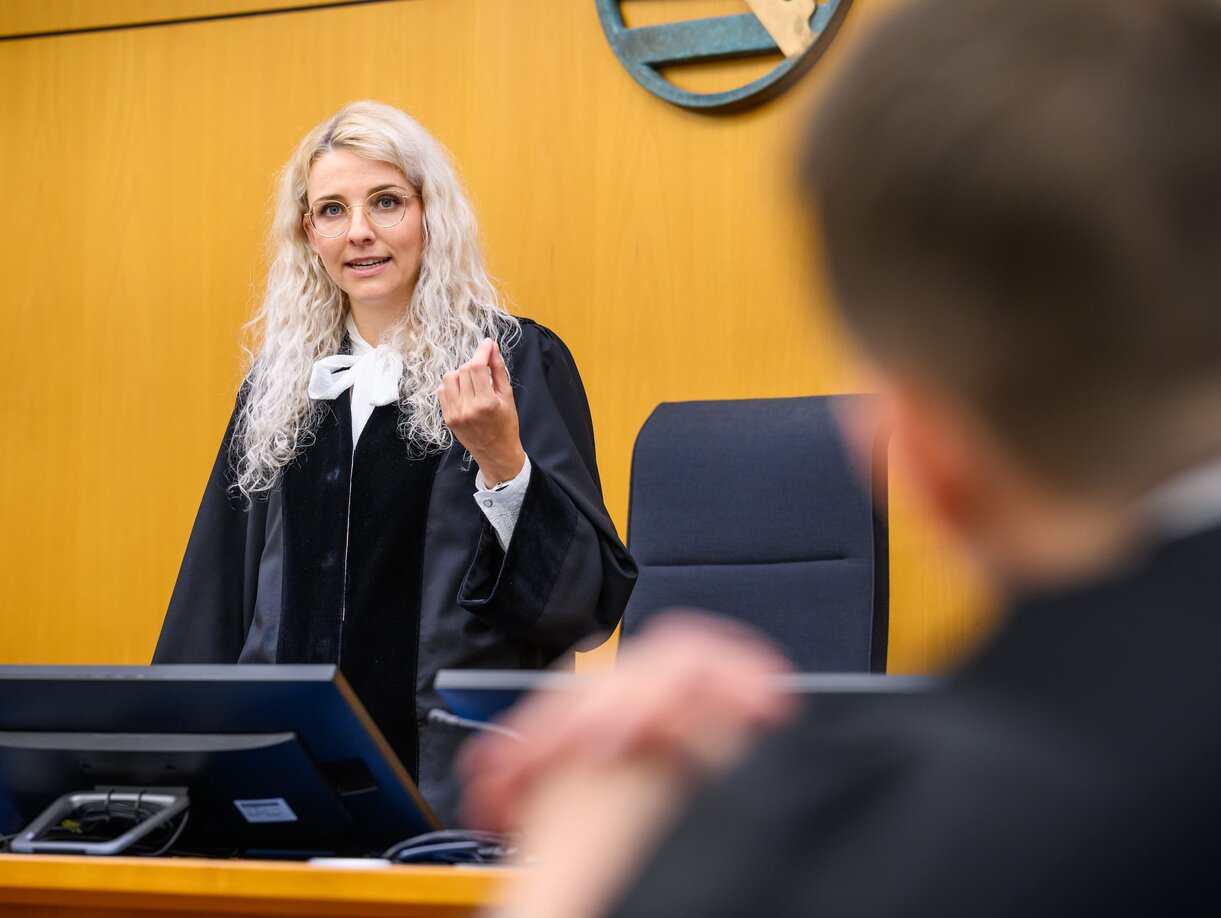 Eine Richterin im Gerichtssaal