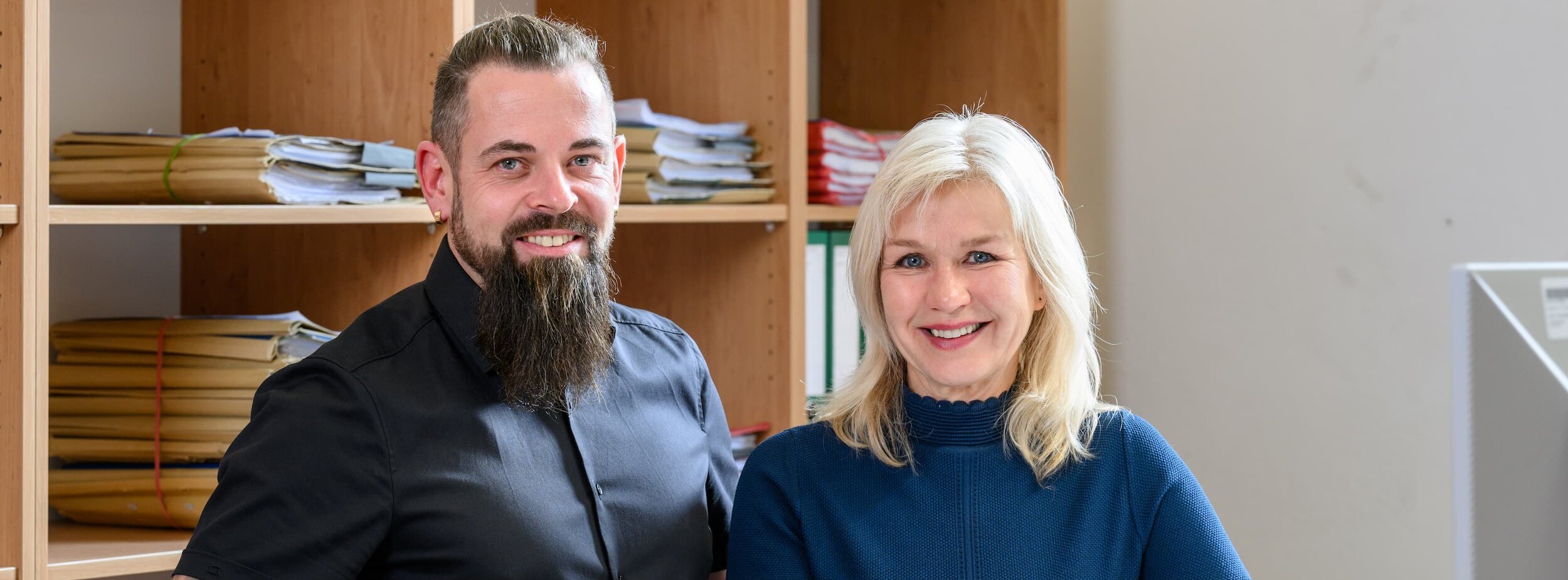 Ein Justizfachwirt und eine Justizfachwirtin am Schreibtisch