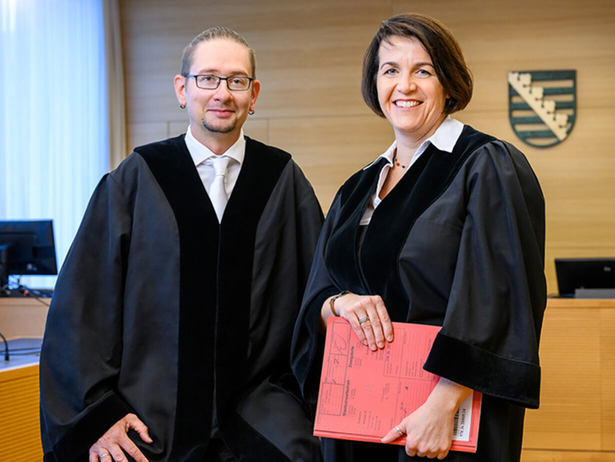 Ein Amtsanwalt und eine Amtsanwältin in einem Gerichtssaal