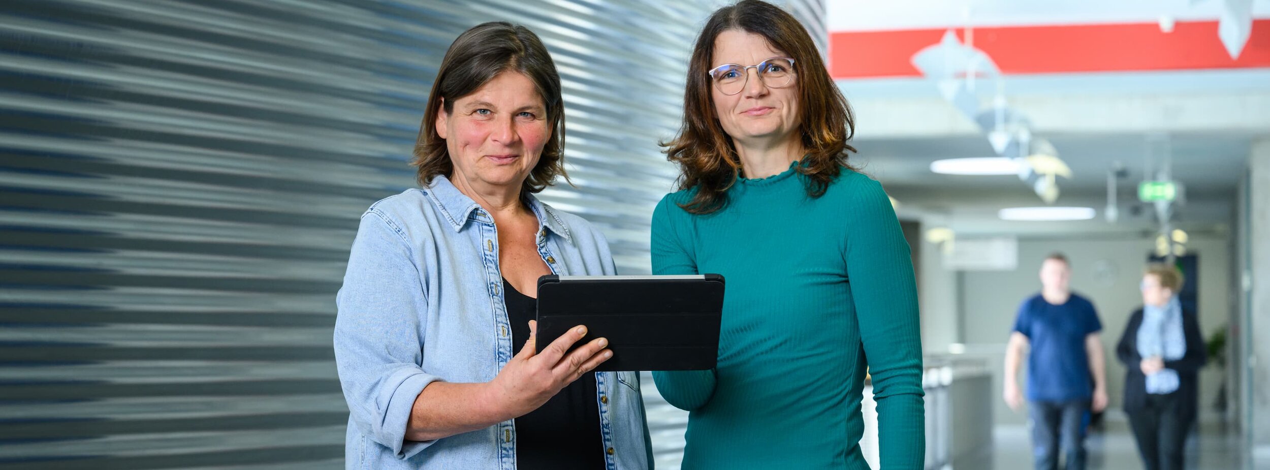 Zwei Referatsleiterinnen stehen im Gang im Ausbildungszentrum