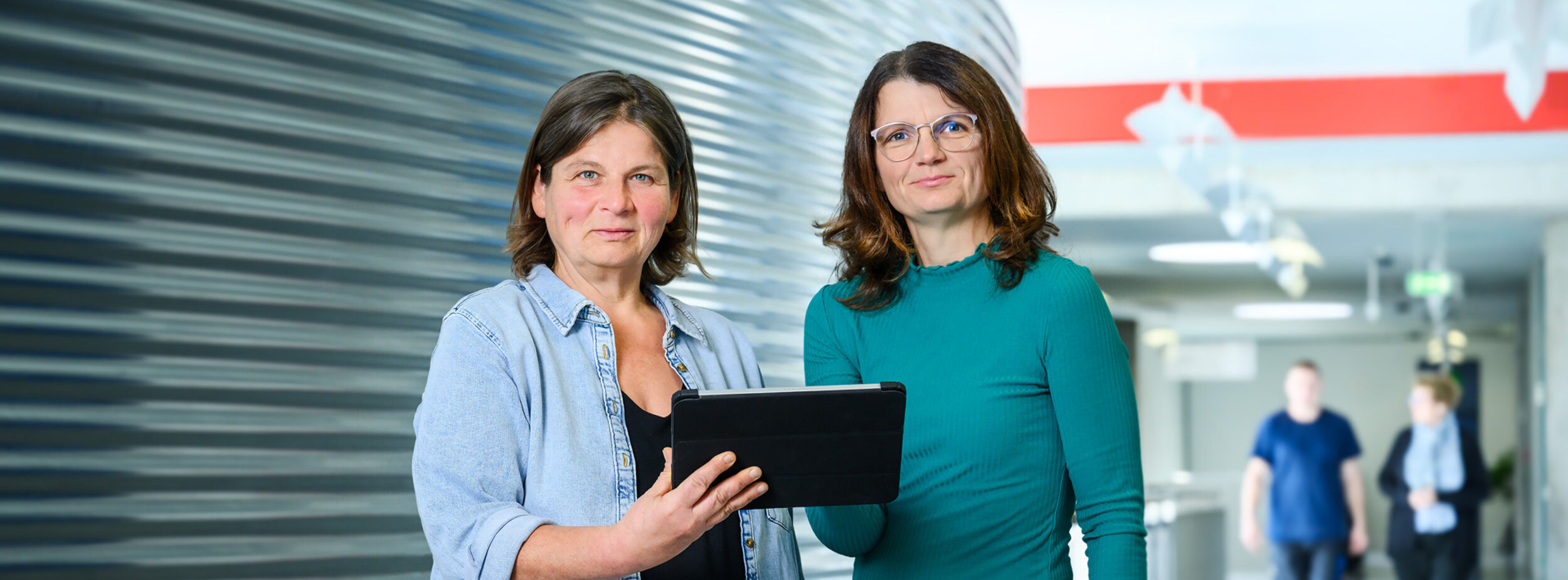 Zwei Referatsleiterinnen stehen im Gang im Ausbildungszentrum