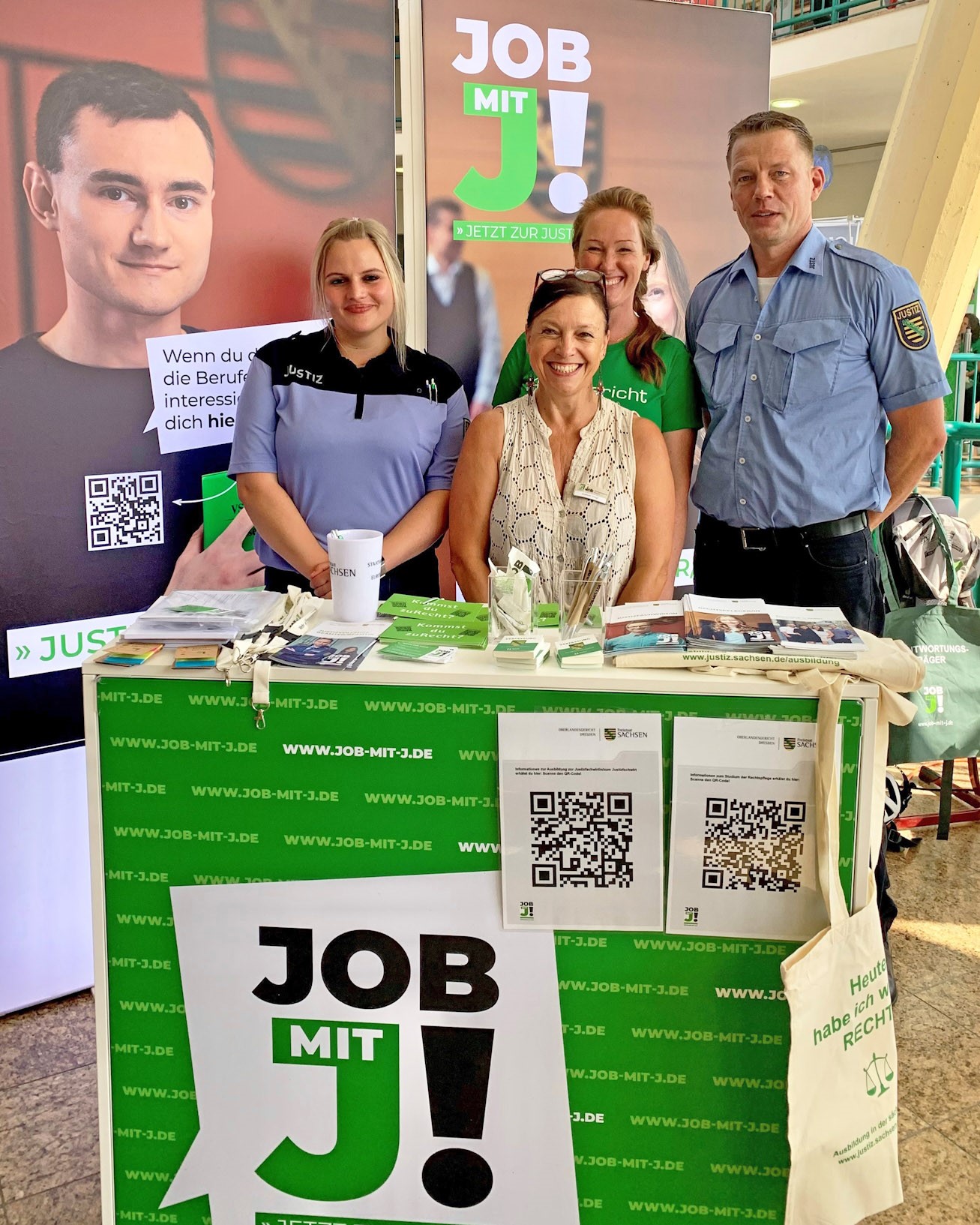 Messestand mit Menschen